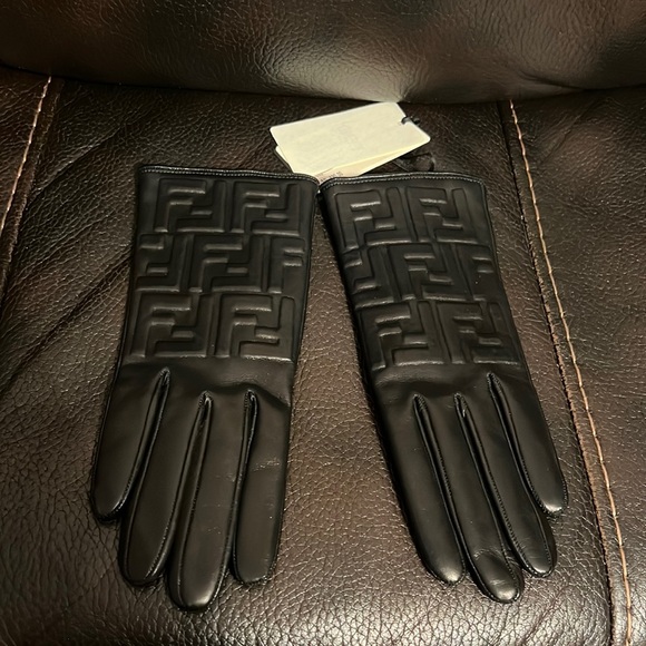 Fendi women’s FF embossed leather logo monogram gloves NWT - Picture 3 of 6